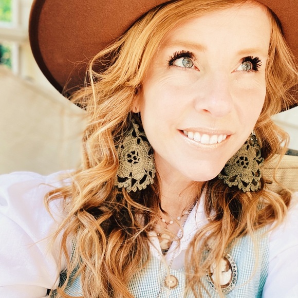 FREEEEEEE EARRINGS - Picture 3 of 3